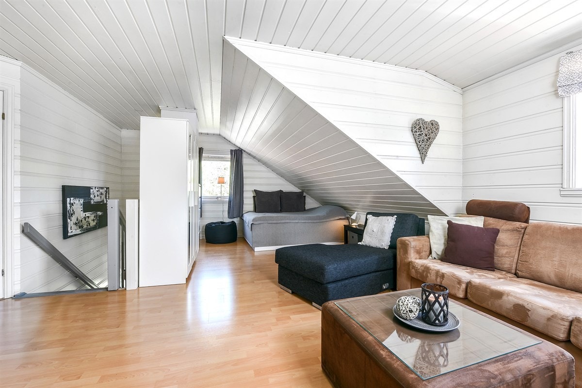 I andre etasje har boligen en lys og romslig loftstue med god plass for sofa og tv-løsning. Galleribilde