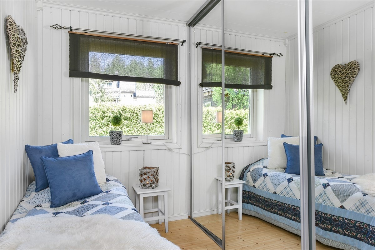 Soverom 2 med tilhørende skyvedørsgarderobe med glassdører. Galleribilde