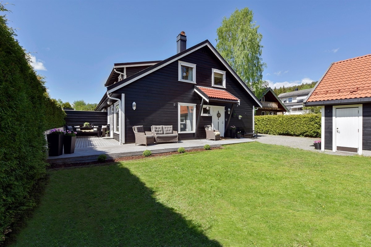 Boligen ligger innerst i rolig blindvei og har 3 soverom og 2 stuer. Meget barnevennlig og sentral beliggenhet. Galleribilde