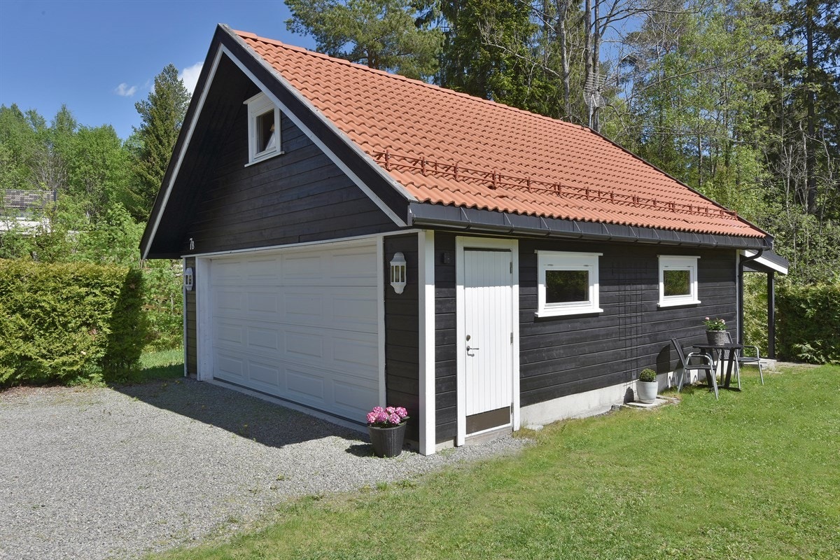 Det er parkering i dobbelgarasje. Galleribilde