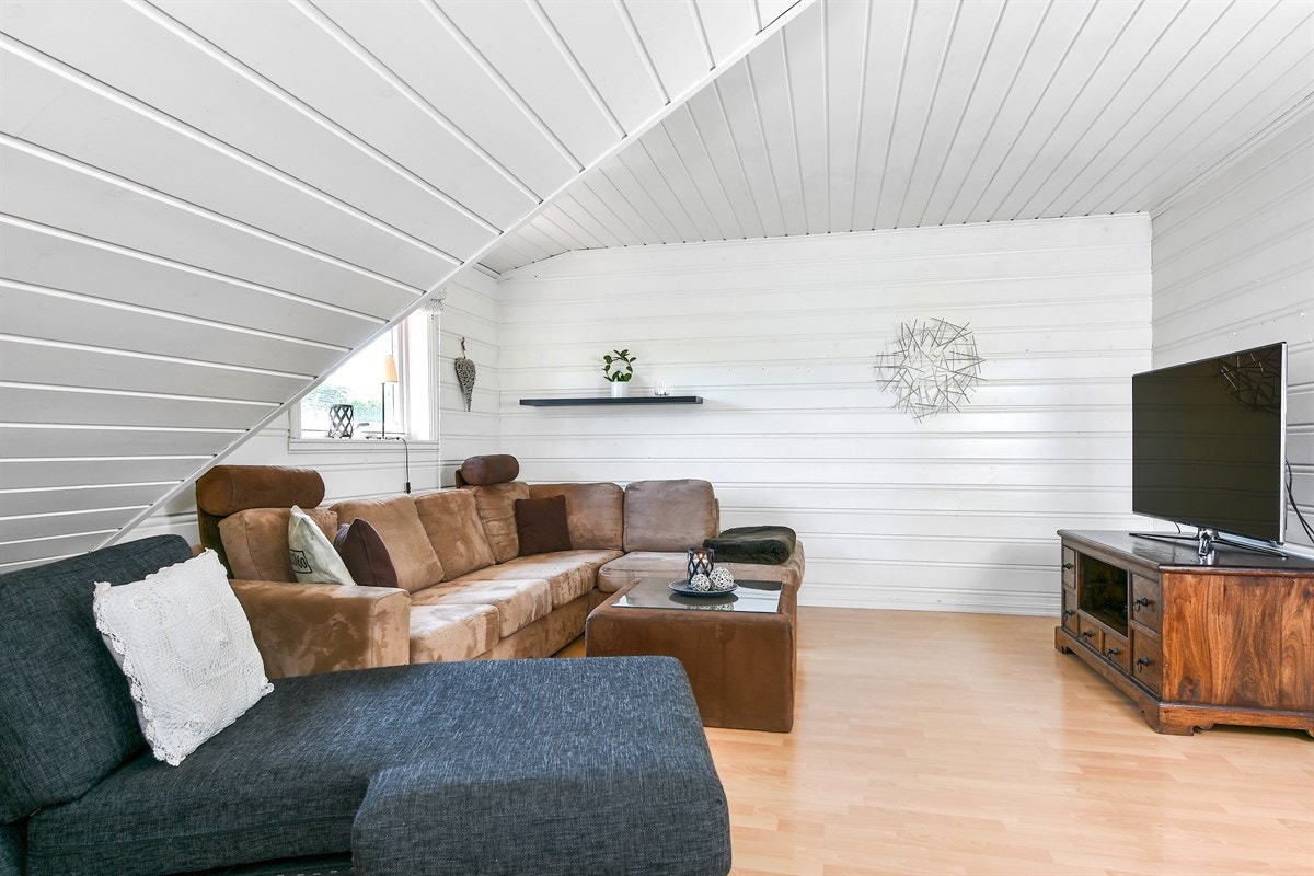 Romslig loftstue som gir rom for privatliv. Galleribilde
