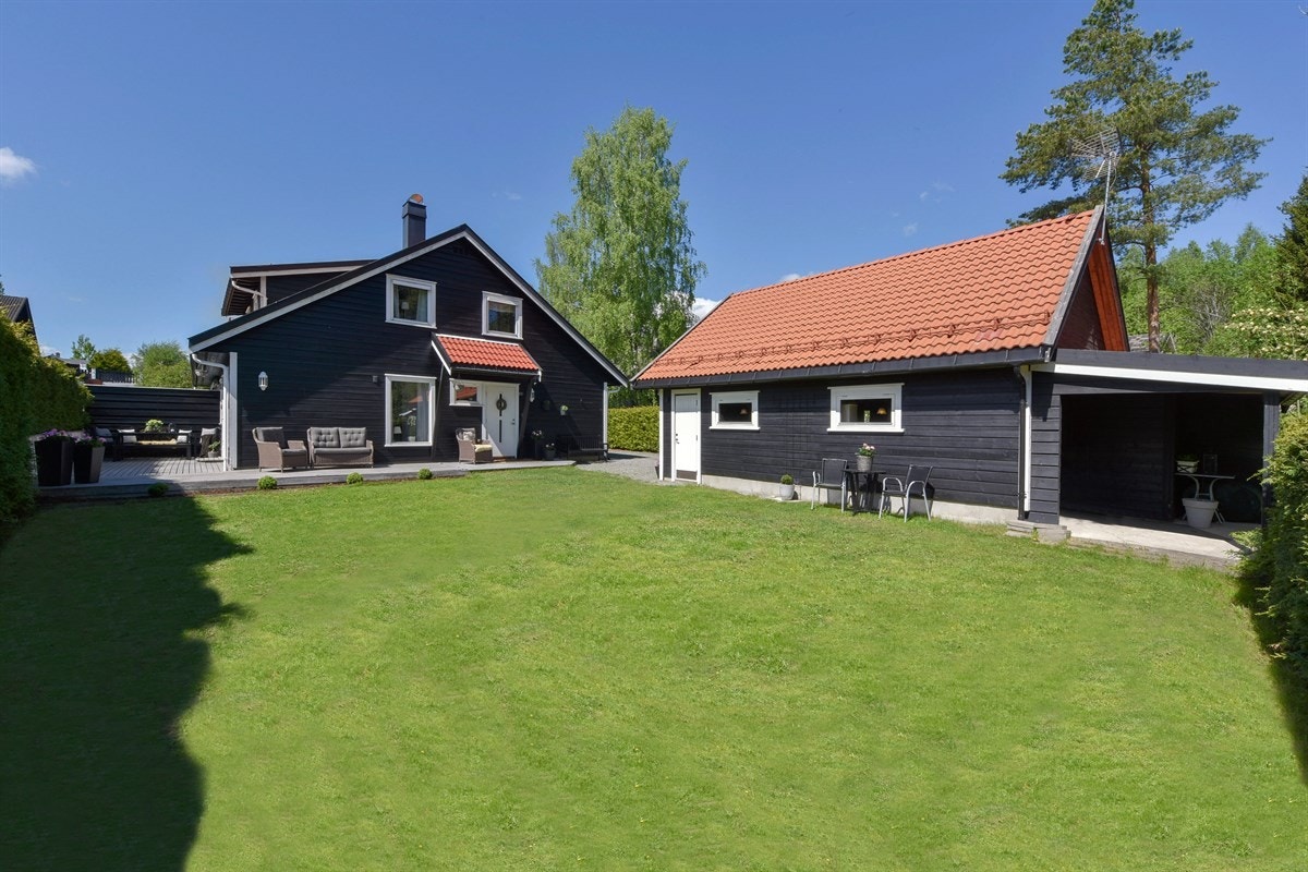 Privatmegleren ved John Granly Steen og Katrine Sunde har gleden av å presentere denne tiltalende halvdelen av en vertikaldelt tomannsbolig beliggende på Konnerud i Drammen kommune. Solrik, usjenert hage, markterrasse og dobbelgarasje med innredet loft. Galleribilde