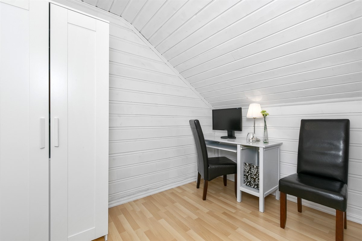 Bod som er innredet som kontor. Galleribilde