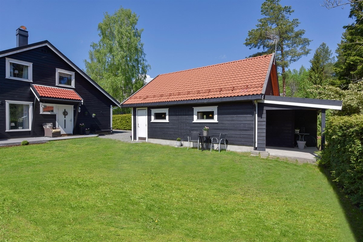 Tomten er felles men det som naturlig arronderer rundt eiendommene benyttes av de ulike beboerne. Galleribilde