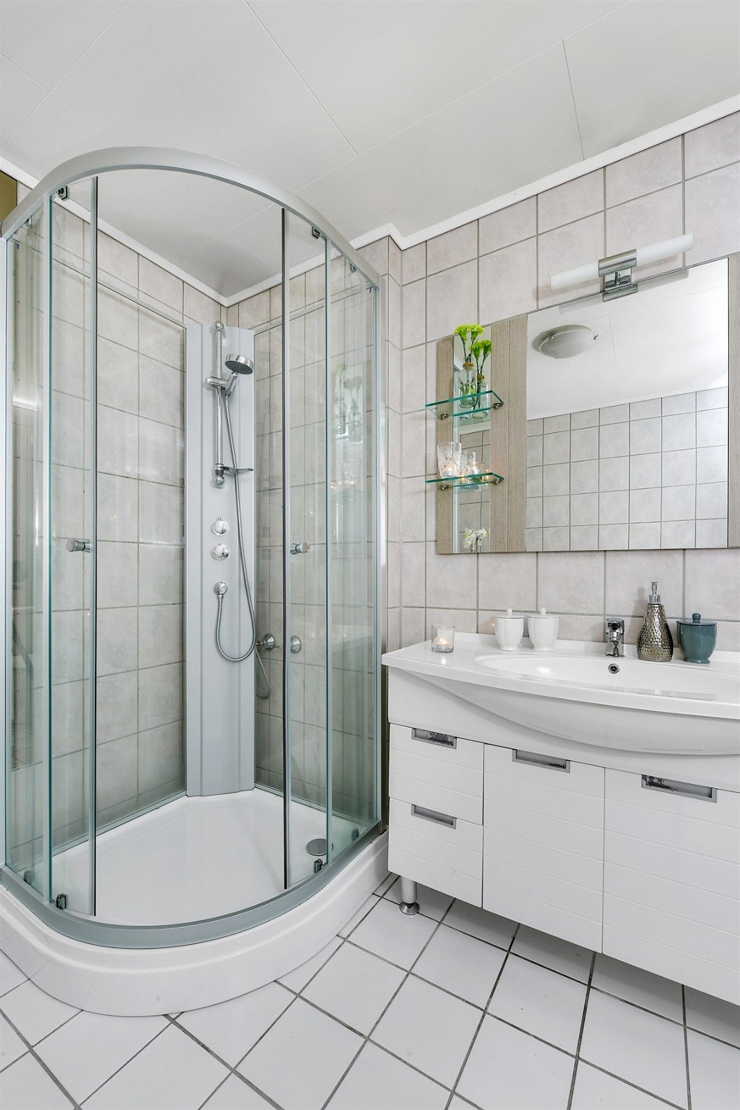 Over servanten er det speil med hyller og belysning. Badet har også et gulvmontert toalett. Galleribilde