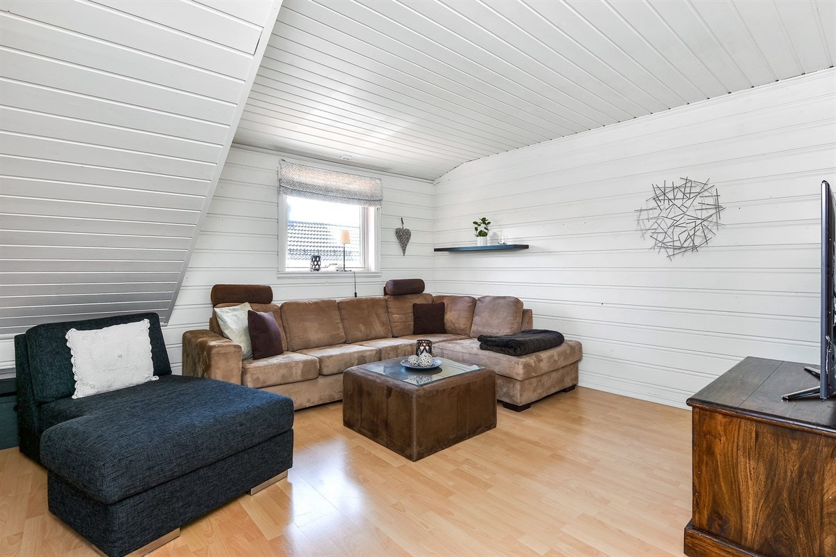 Det er god plass for sofagruppe og tvløsning. Galleribilde