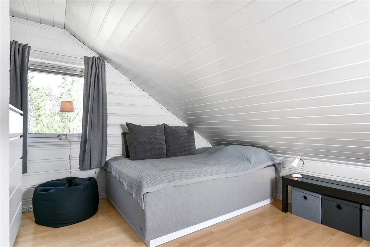 Det er laminat på gulv og hvitmalte panelvegger. Galleribilde