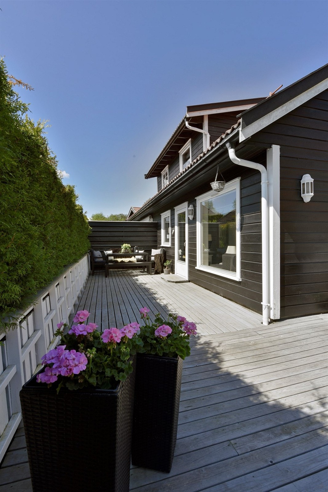 Boligen har markterrasse med god plass for flere sittegrupper. Galleribilde