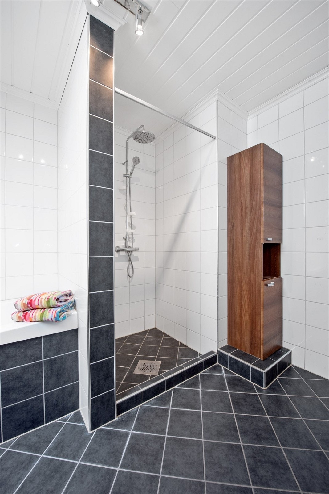 Baderom 2 i husets 2. etasje. Det er både innmurt badekar, dusjhjørne og doble servanter Galleribilde