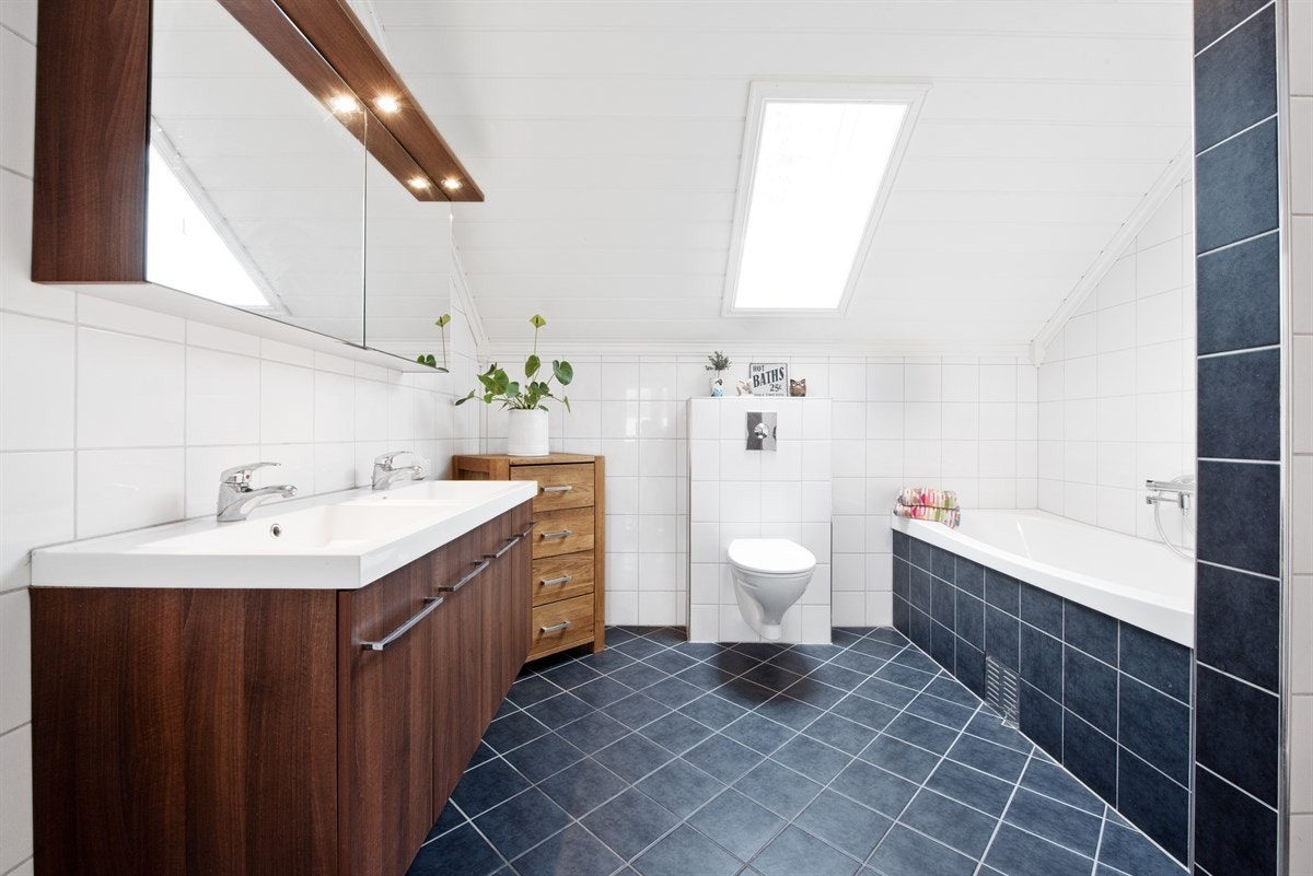 Baderom 2 i husets 2. etasje. Det er både innmurt badekar, dusjhjørne og doble servanter Galleribilde