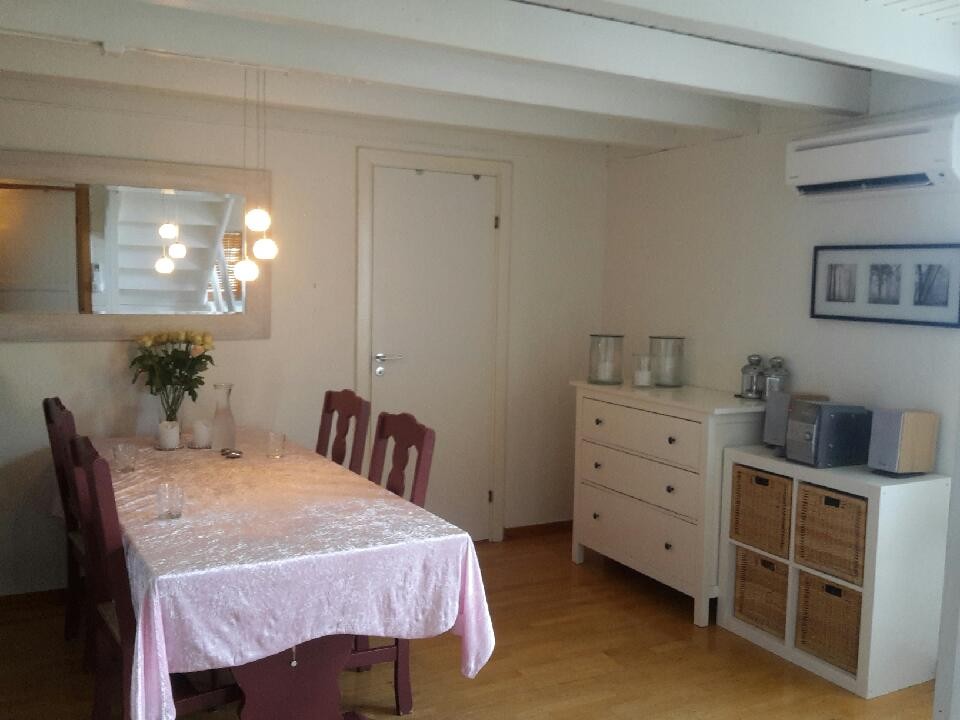 Oppholdsrommet i inngangsplanet, med varmevifte for god luft. Galleribilde