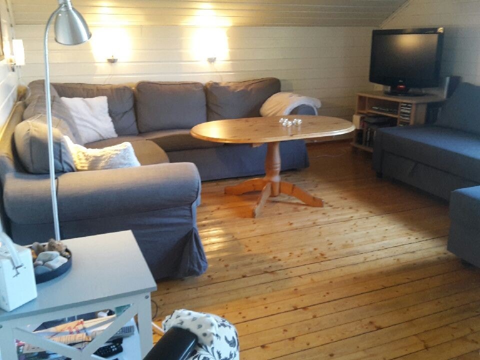 Hemsestuen har god plass og fin utsikt, dette bildet er med en leieboers møbler Galleribilde