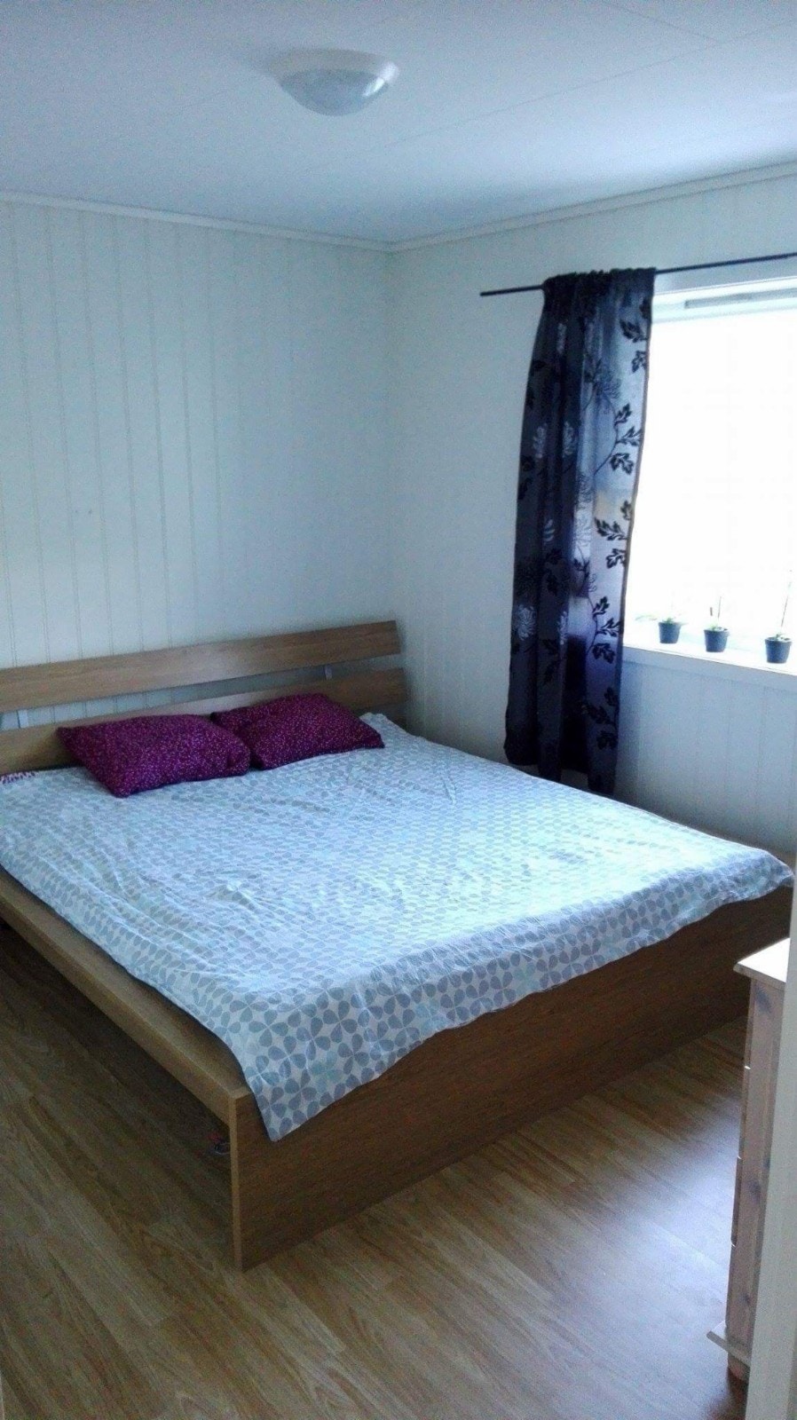 Soverom 1. Soverom 2 er litt mindre med plass til enkeltseng / sovesofa / køyeseng. Galleribilde