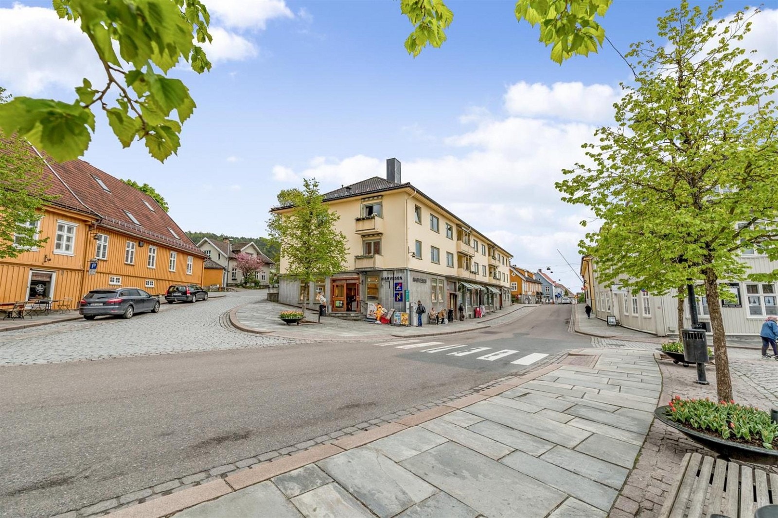 Storgata 2 midt på torget i sjarmerende Drøbak sentrum. Galleribilde
