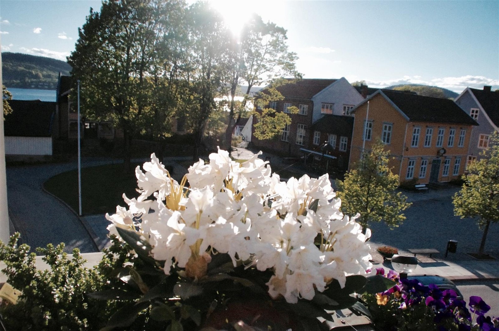 På balkongen er det både fine solforhold og fjordgløtt. Galleribilde
