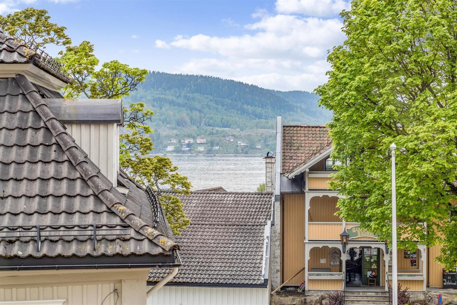 Fjordgløtt fra vindu i stuen. Galleribilde