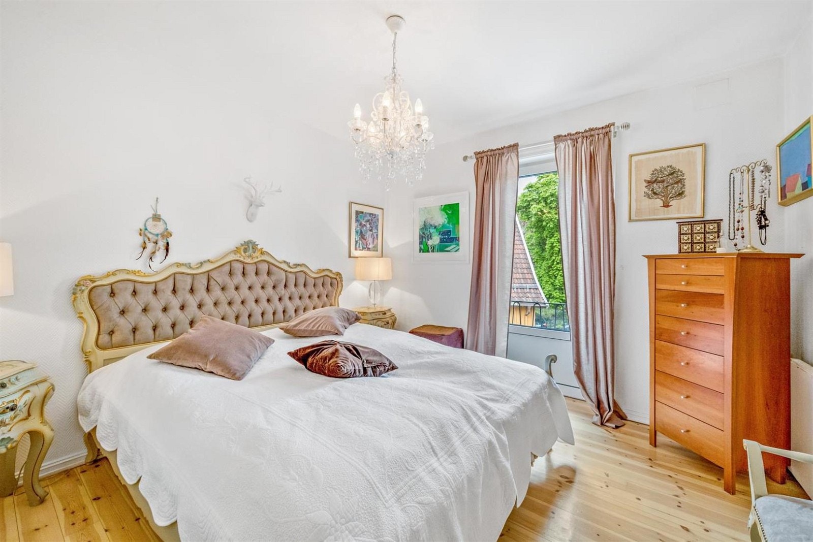 Soverom nr. 2 med servant og fransk balkong. Galleribilde