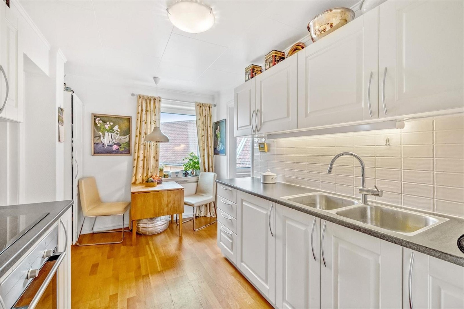 Kjøkkenet er lyst og fint fra merket Kvik. Galleribilde