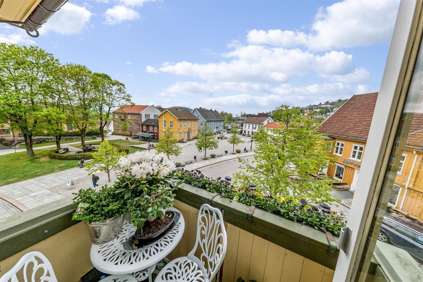 Nyt utsynet over det sjarmerende torget i Drøbak sentrum og båtlivet på fjorden. Galleribilde