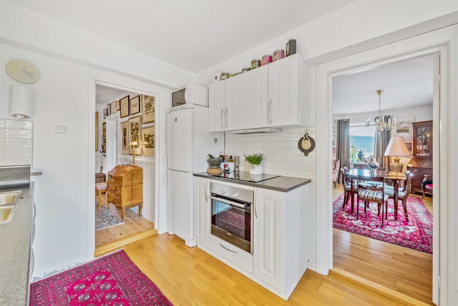 Kjøkkenet ble totalrenovert i 2011 og har integrerte hvitevarer. Galleribilde