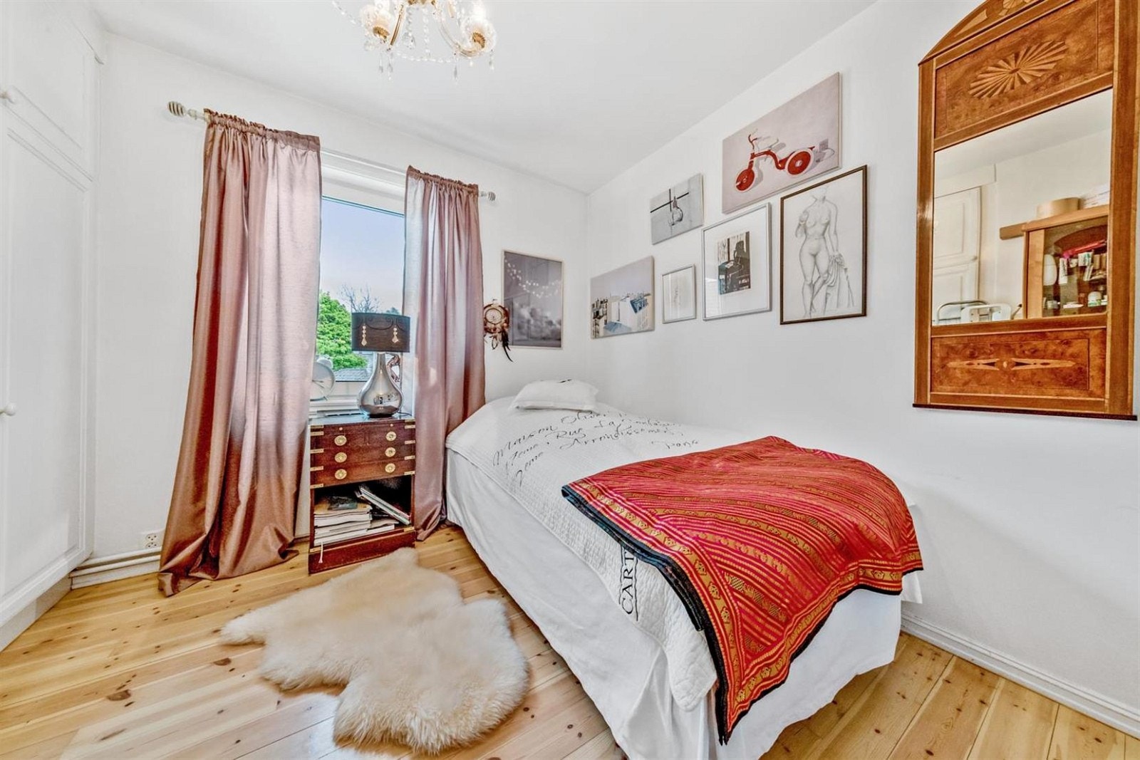 Soverom nr. 1 med innebygd klesskap fra Garderobemannen. Galleribilde