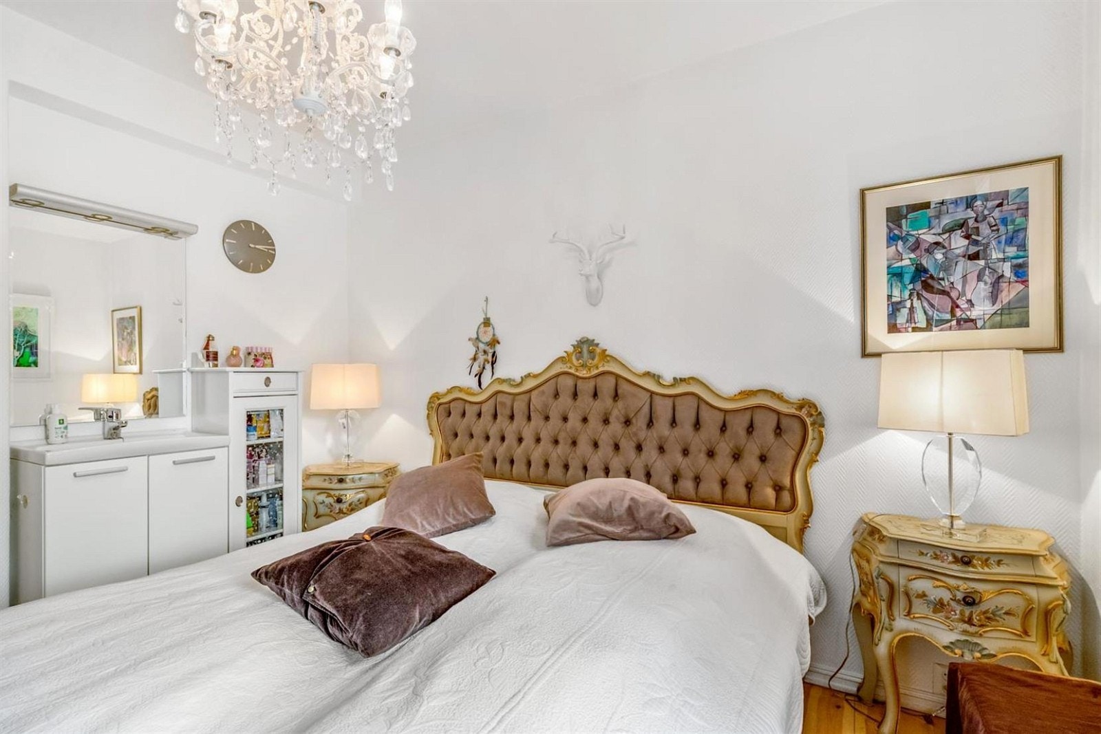 Soverom nr. 2 med to plassbygde klesskap. Galleribilde