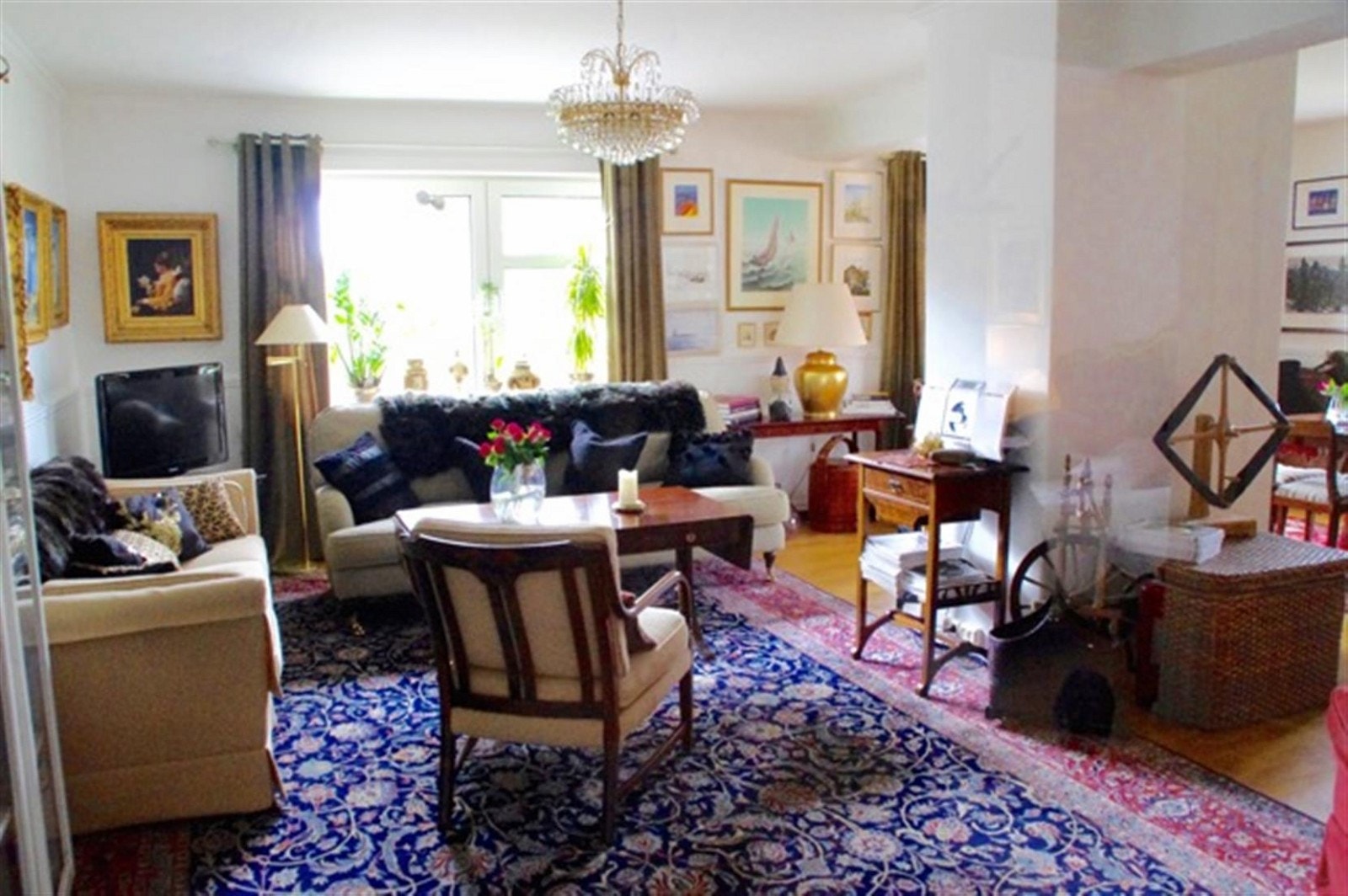 Den freshe stuen med utgang til balkong. Galleribilde