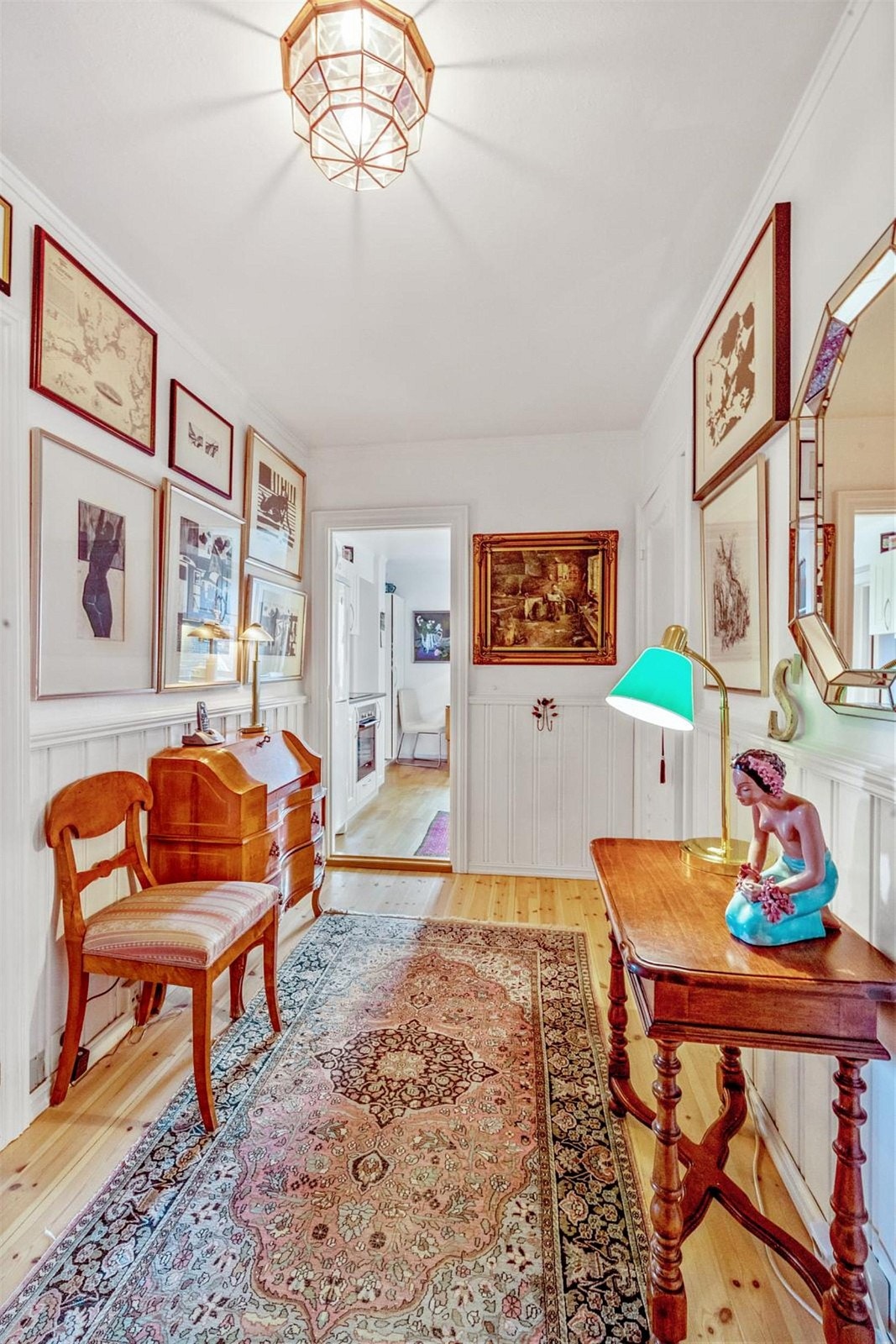 Velkommen inn til den romslige entreen der du kan henge fra deg yttertøyet. Galleribilde