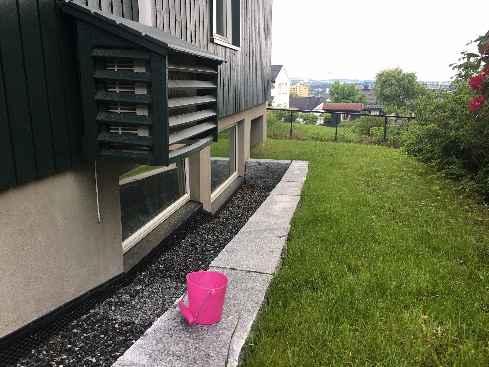 Vinduene til hybelen sett utenfra. Galleribilde