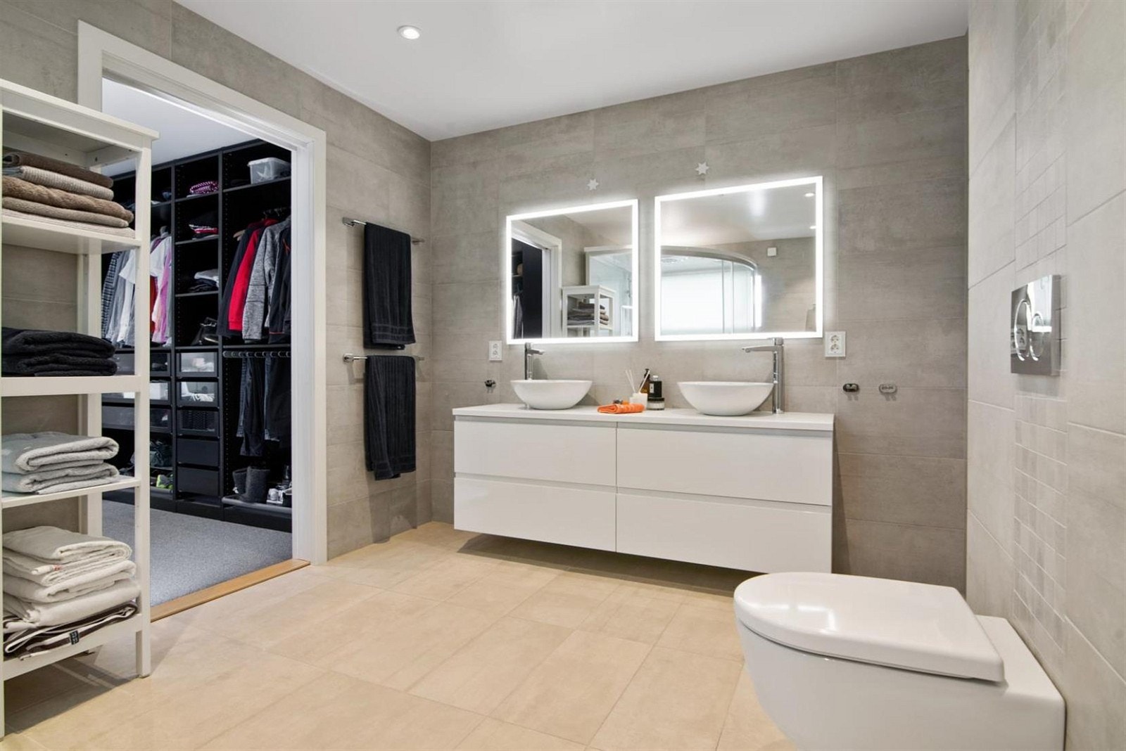 Lekkert bad og praktisk garderobe. Galleribilde