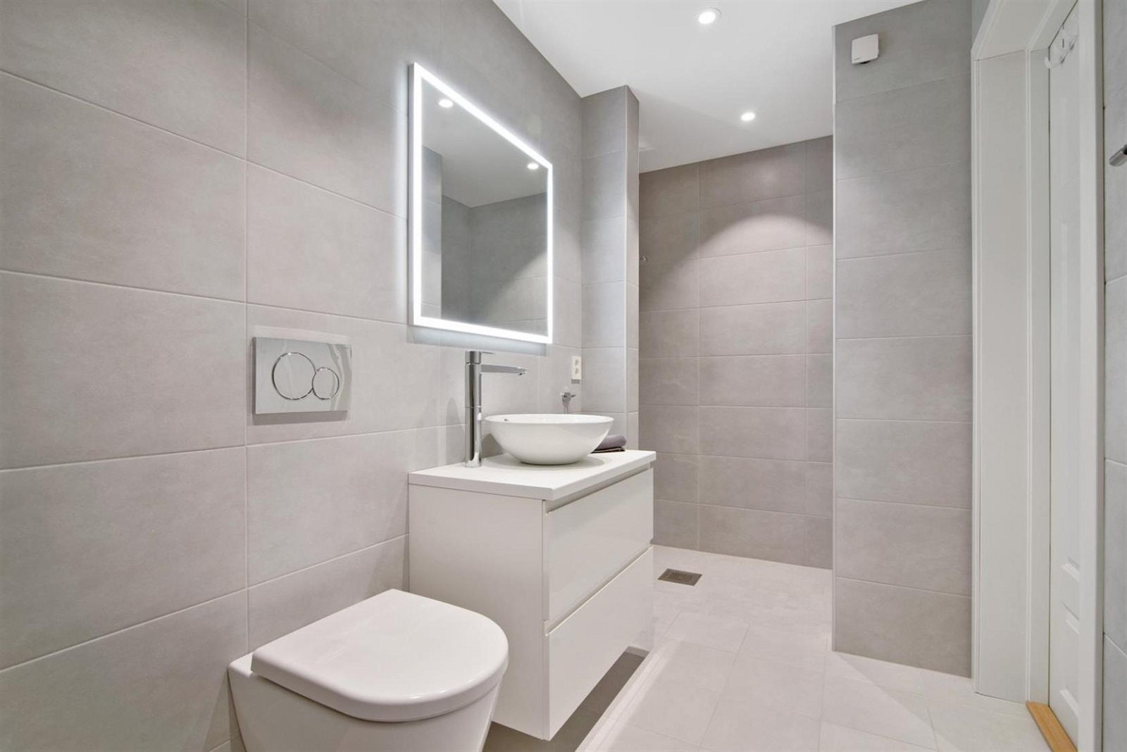 Nydelig flislagt bad for soverommene i 2.plan av leiligheten. Vegghengt toalett og stor dusj Galleribilde