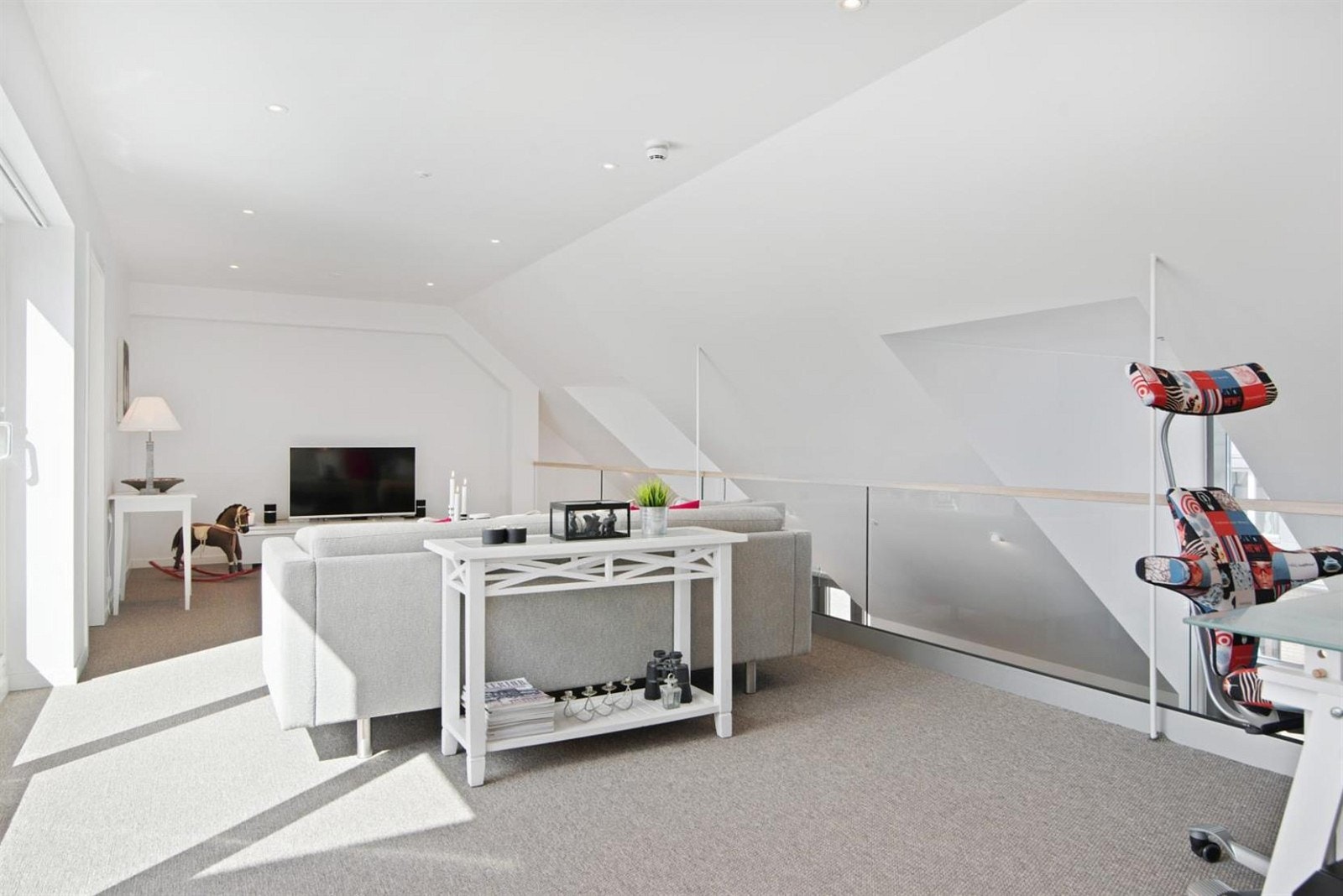 Koselig tv-stue i øvre etasje - med utgang til egen solrik takterrasse med flott Mjøsutsikt. Galleribilde