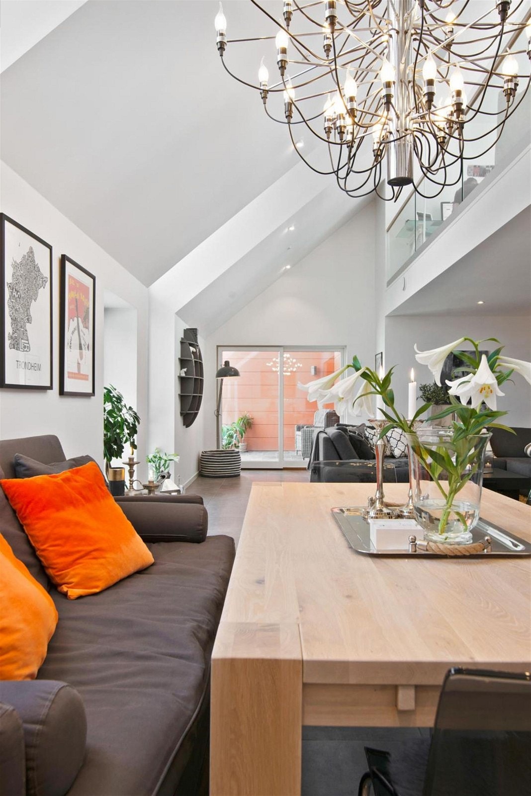 Spisestue med full takhøyde oppp mot glasslagt atrium i 2.plan av leiligheten. Store vinduer og nydelige lysforhold. Galleribilde