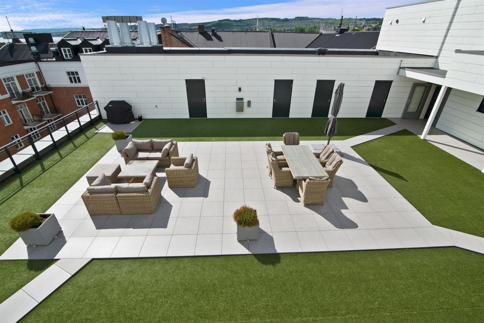 Fantastisk stor og solrik takterrasse med unik utsikt. Flislagt med kunstgress og flotte møbler.
Gjøviks tak! Galleribilde