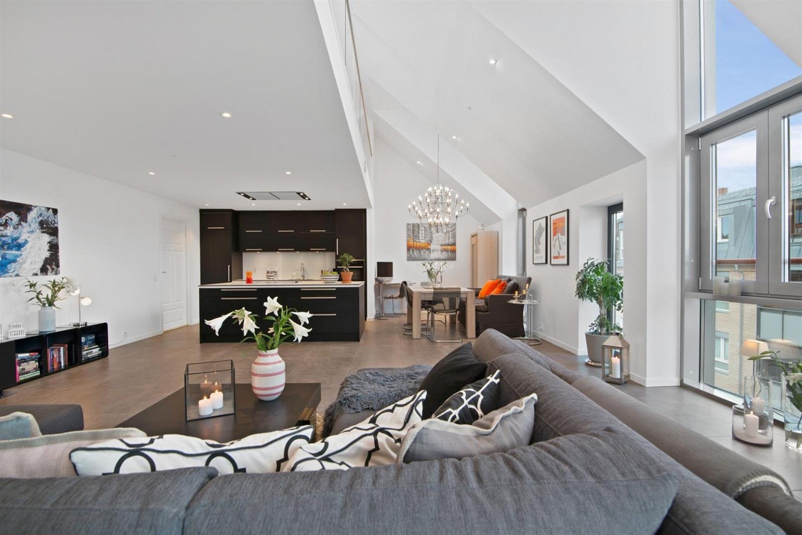 Store vindusflater slipper godt med dagslys inn. Galleribilde