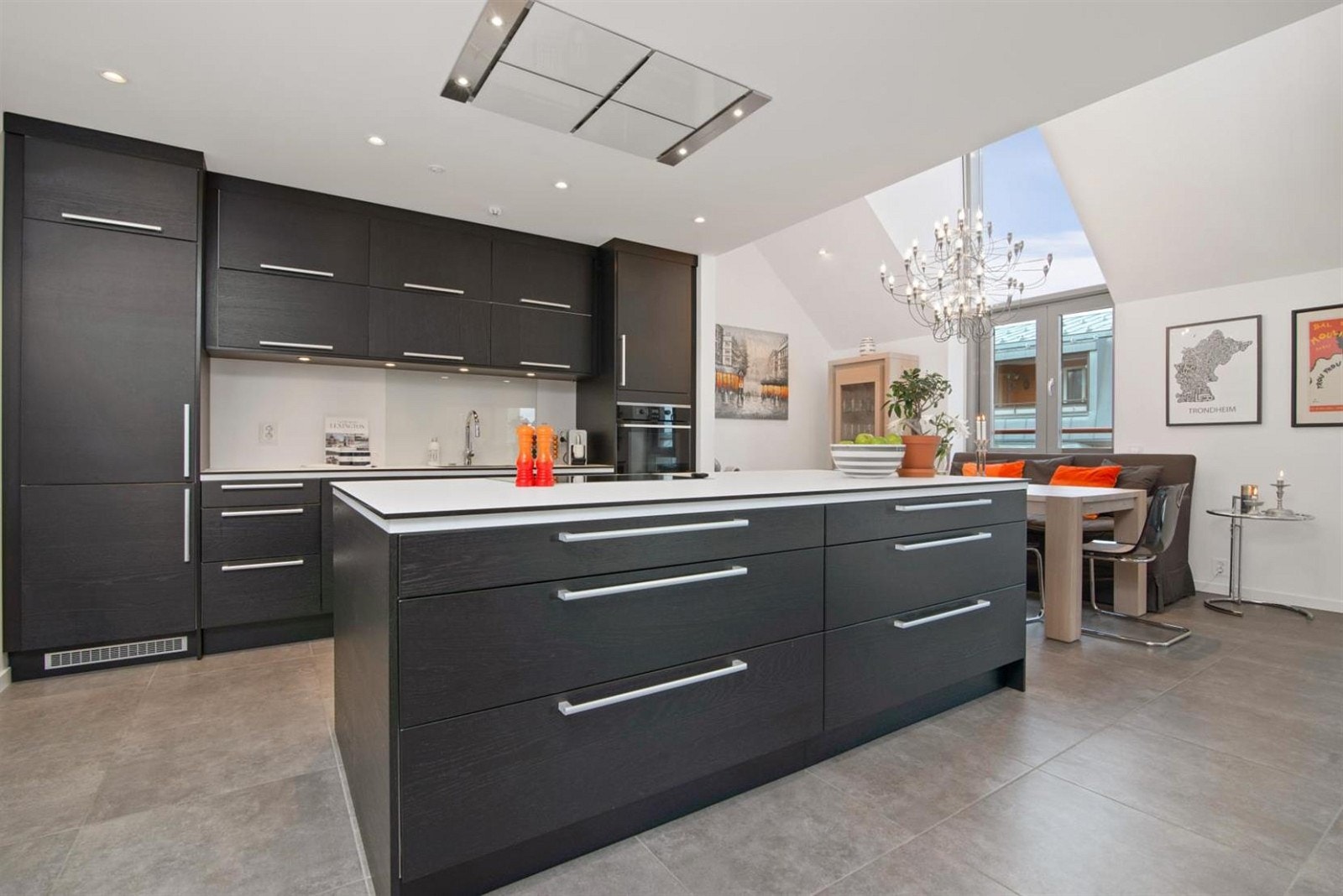 Godt med skap- og benkeplass. Galleribilde