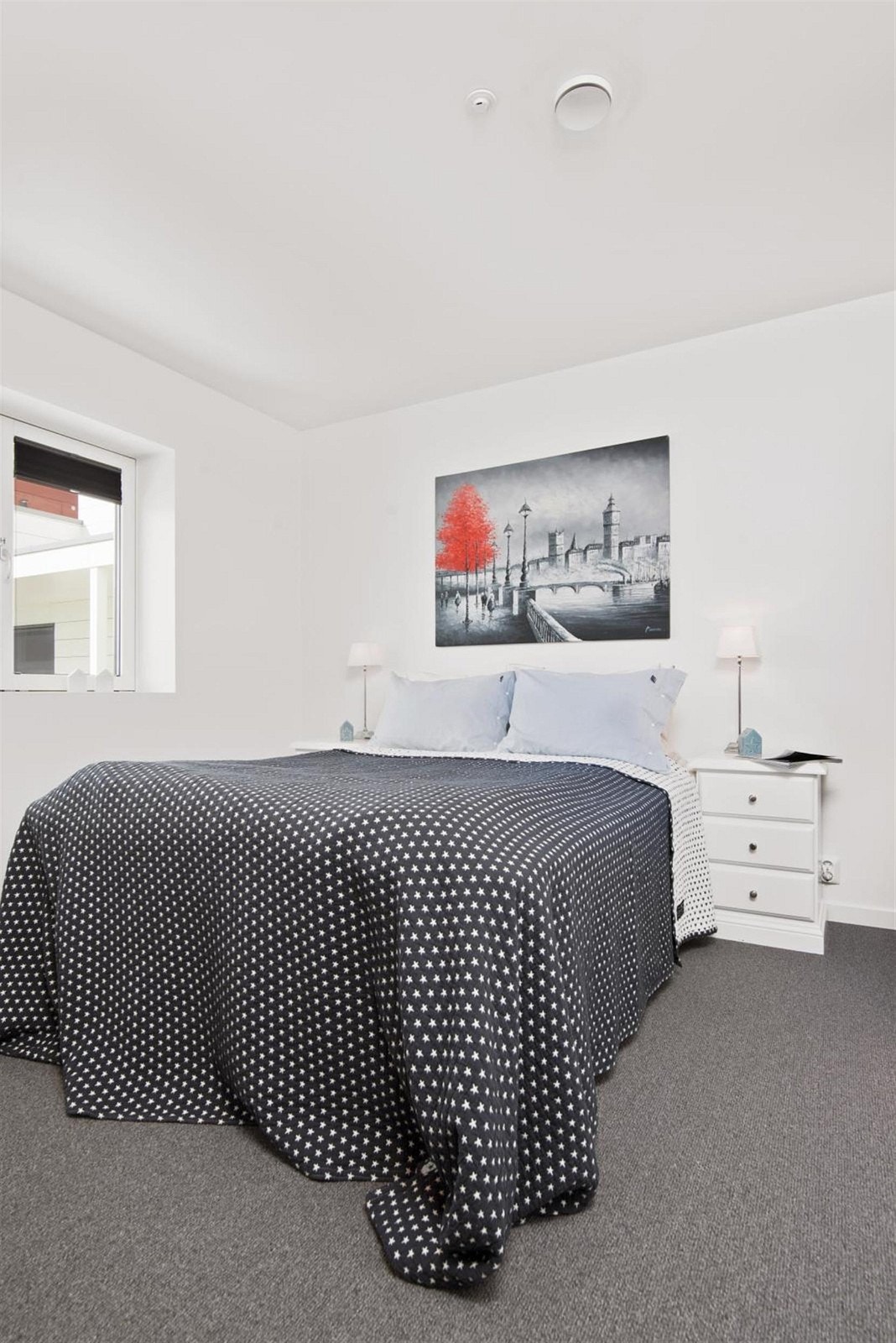 Hovedsoverom med tilhørende walk-in-closet og eget bad. Galleribilde