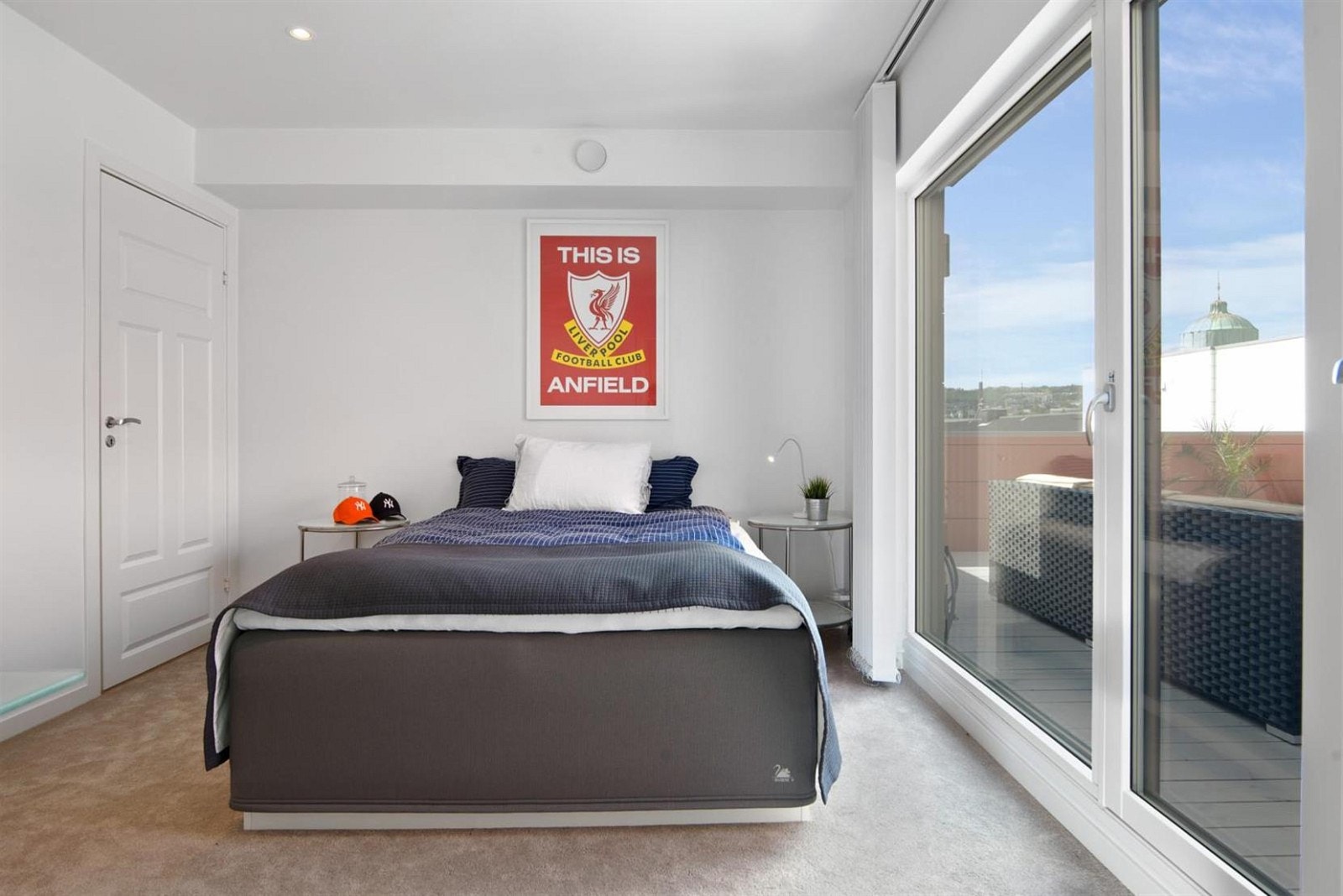 Ene soverom i 2.plan av leiligheten. Eget garderoberom og glassdør mot egen takterrasse med nydelig Mjøsutsikt og gode solforhold. Galleribilde