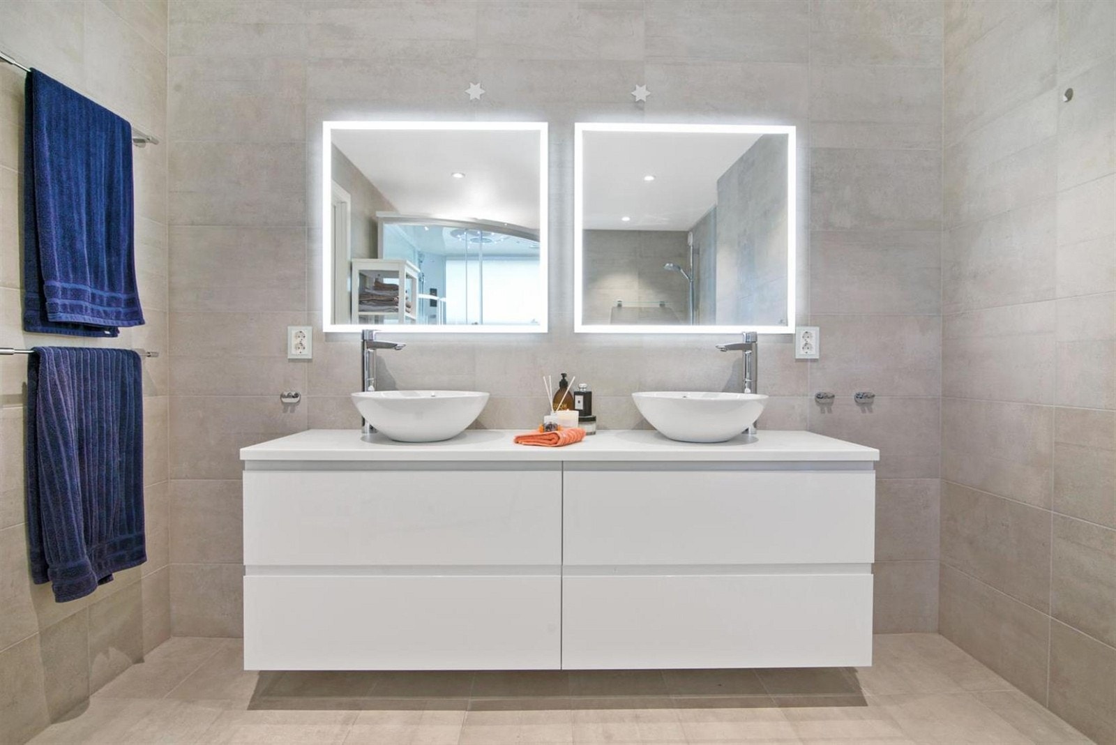 Stor flott innredning med to vasker Galleribilde