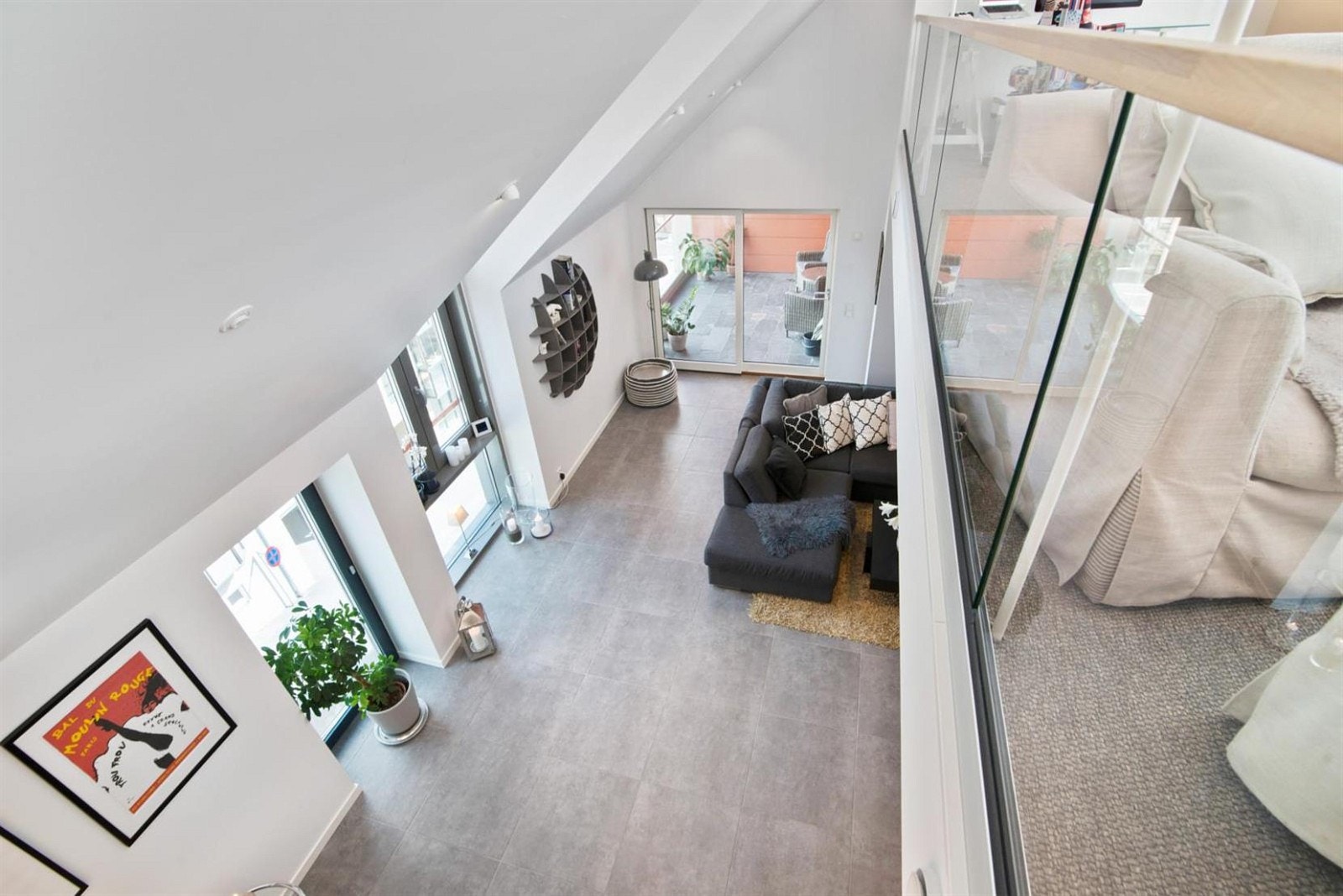 Fantastisk løsning med glassrekverk i atrium i 2.plan av leiligheten Galleribilde