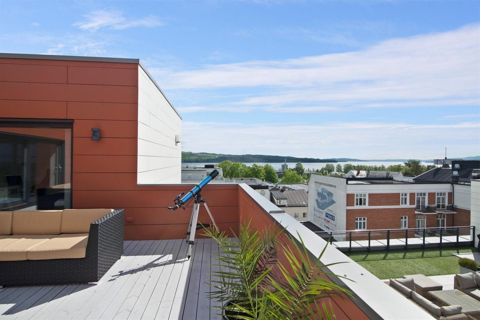 Egen takterrasse med unik utsikt, meget gode solforhold. Her kan man nyte solen helt skjermet fra verden til flott utsikt. Galleribilde