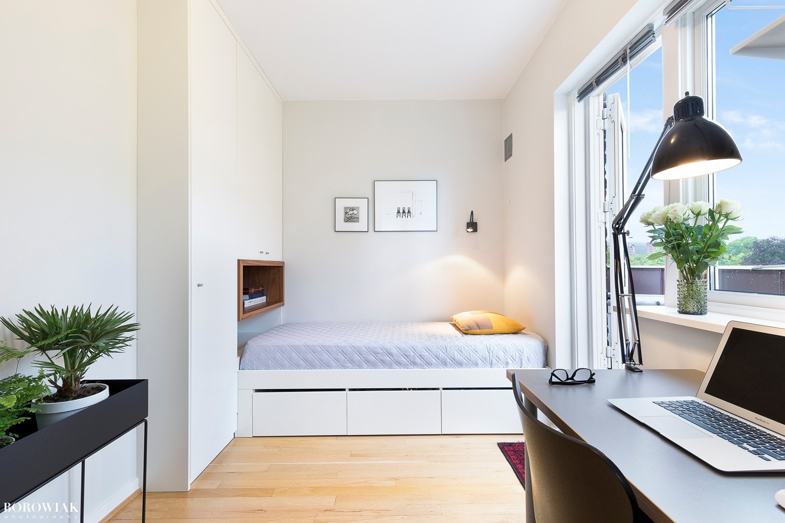 Soverommet er utstyrt med plassbygget seng med praktisk oppbevaringsplass under. Galleribilde