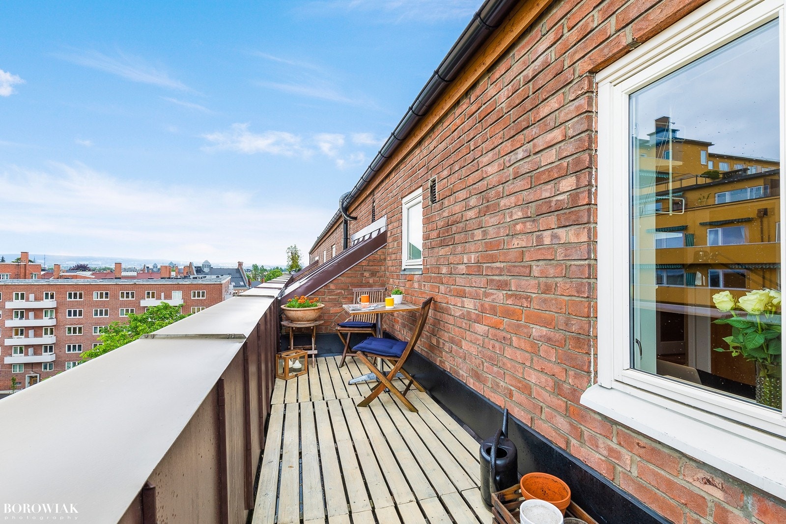 Videre har leiligheten en nordøstvendt takterrasse på ca.7,5kvm med utgang fra gjesterom hvor morgensolen kan nytes i skjermede omgivelser. Galleribilde