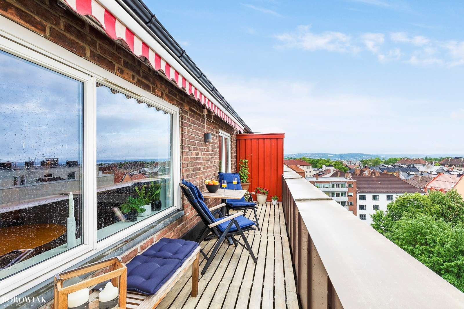 Takterrassen er utstyrt med elektrisk markise for ekstra solfylte dager. Galleribilde