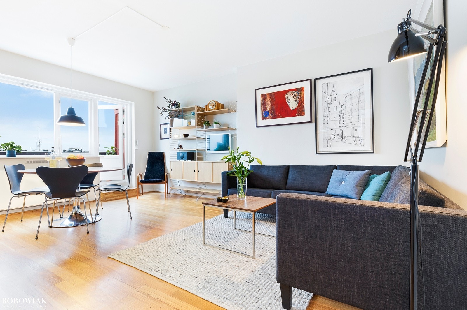 Romslig og veldimensjonert stue. Her har du godt med plass til både sofa og spisestue. Galleribilde