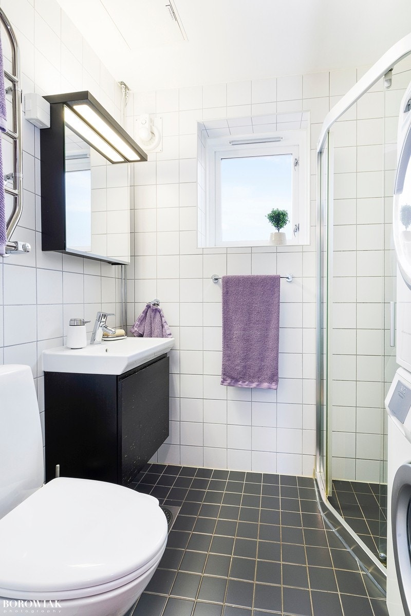 Et delikat og romslig baderom med adkomst fra entrèen. Badet ble pusset opp i 2008 i regi av borettslaget og holder en god standard. Galleribilde