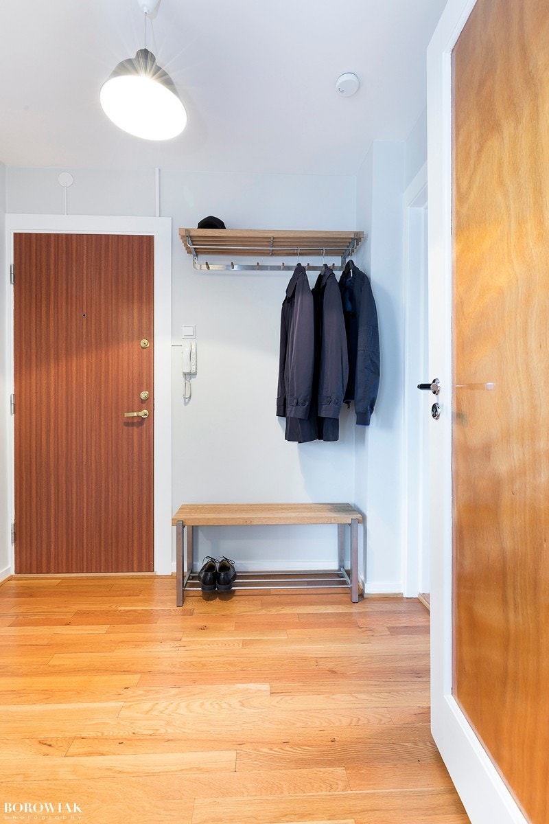 Enkel og behagelig adkomst til leiligheten med heis opp til 7.etg, og en etasje med trapp opp til 8. Selve entréen gir gode oppbevaringsmuligheter med plass for garderobe. Galleribilde