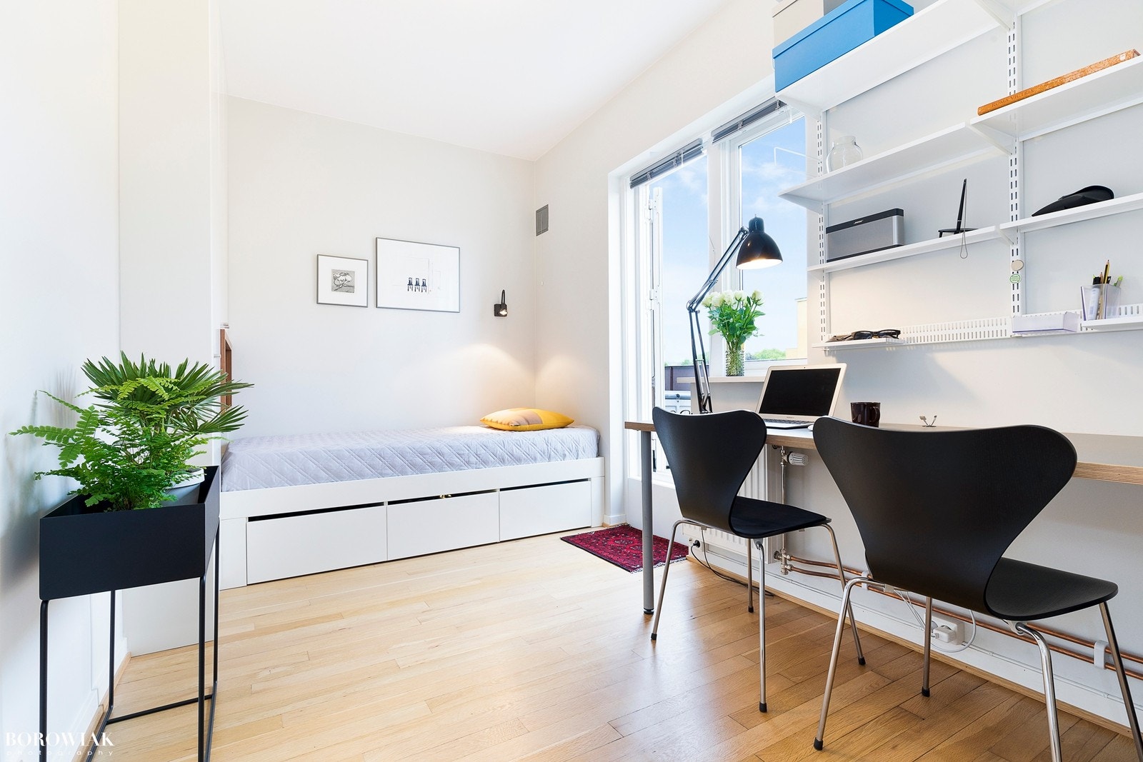 Veldimensjonert soverom med god plass for både kontor og seng. Soverommet har adkomst til nordøstvendt takterrasse på 7,5 kvm med sol fra tidlig morgen. Galleribilde