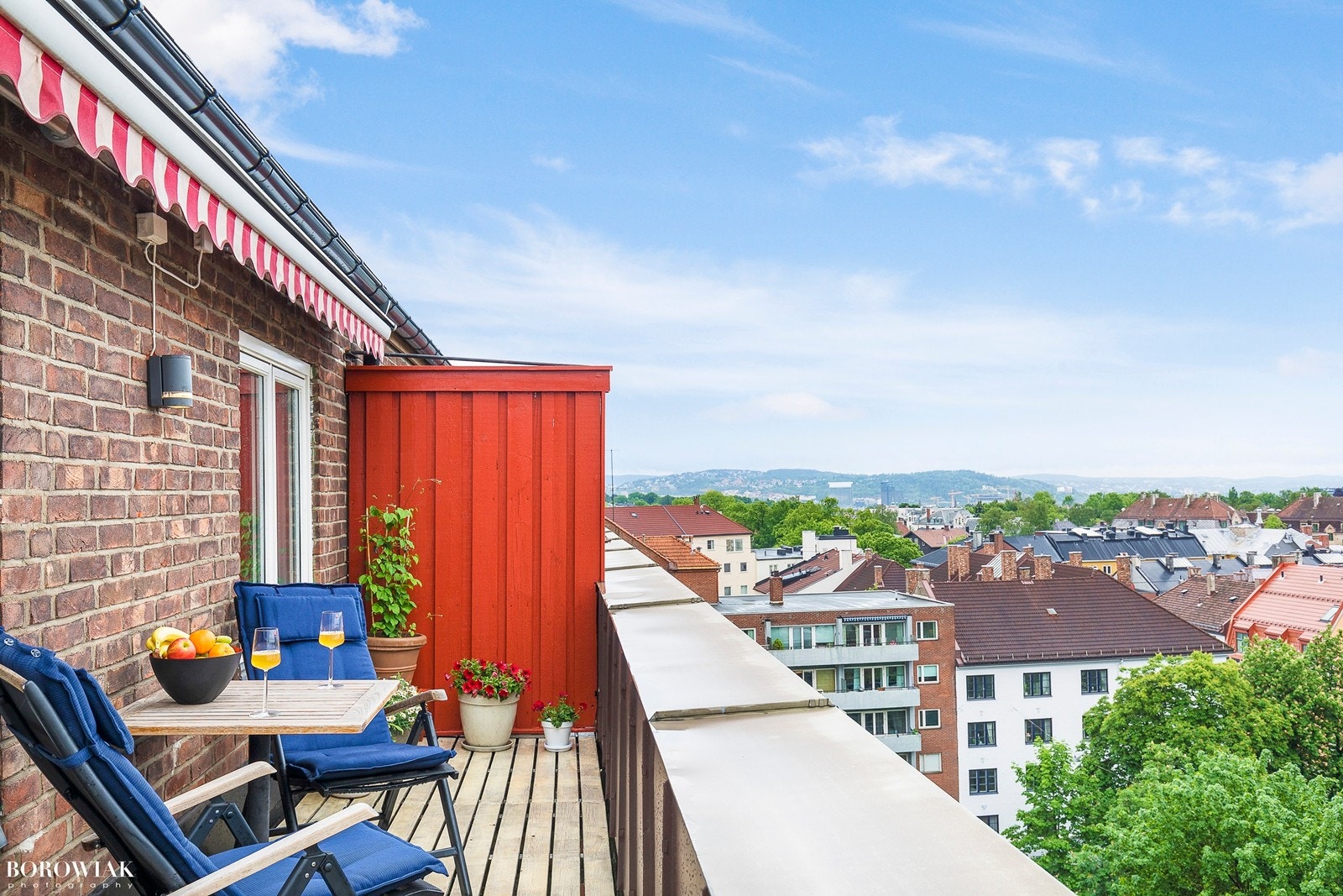 Takterrassen er sørvestvendt, så her kan du nyte solen fra tidlig ettermiddag til solen går ned sent på kveld. Galleribilde