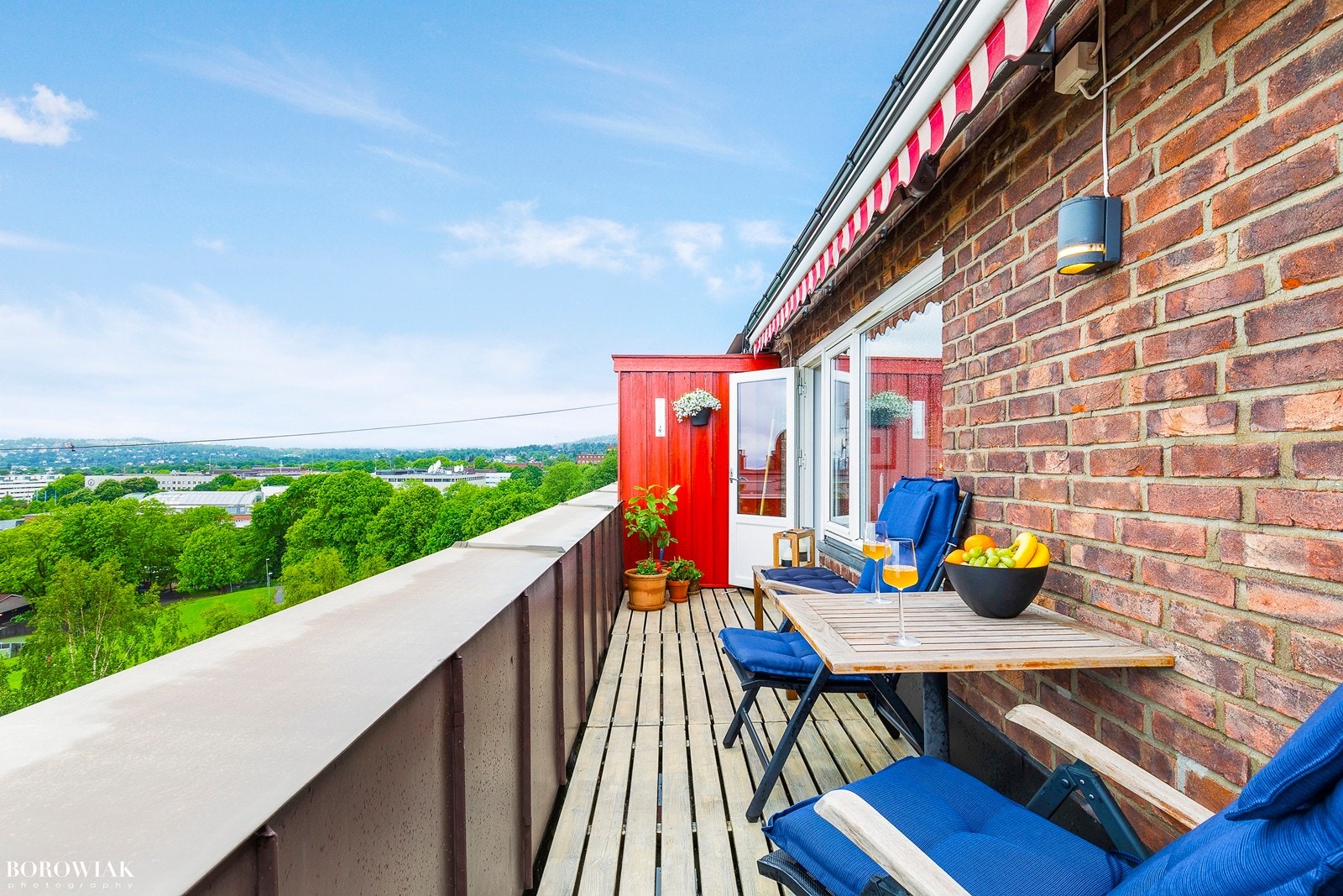 Takterrasse på ca.10 kvm med fantastisk utsikt over byen og helt ned til Oslofjorden. Galleribilde